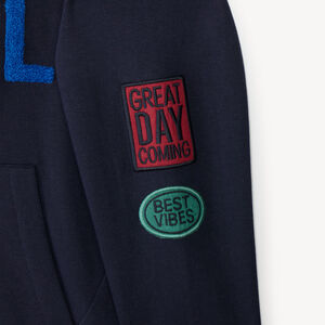 Sudadera con capucha para niño con bordado de felpa. 