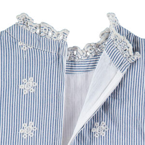 Vestido de manga corta de rayas verticales y dibujos bordados 