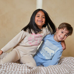 Pijama de 2 piezas de terciopelo para niño con estampado de oso. 