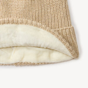 Gorro de bebé con pompom y bordado de cabeza de oso 