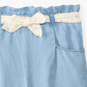 Short con cinturón para atar con estampado de corazones para bebé niña. 