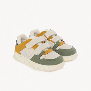 Zapatillas bajas con paneles para niño. 