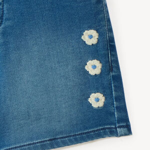 Pantalones cortos de jean con bordado de flores para niña. 
