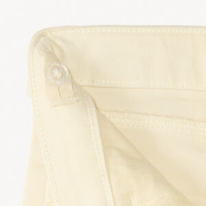 Pantalones cortos de denim con detalles bordados y cinturón para atar para niña. 