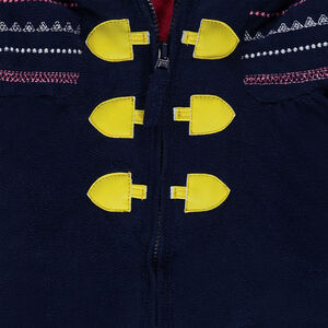 Mono piloto de gamuza con doble forro interior de borreguito con cenefas bordadas. 