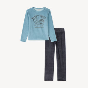 Pijama de 2 piezas para niño de terciopelo con estampado divertido. 