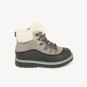 Botines para niño con cordones y cremallera con panel de borreguito. 