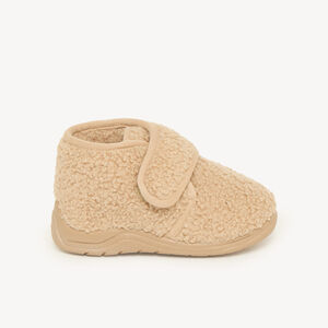 Botas de bebé de toalla con cierre de velcro. 