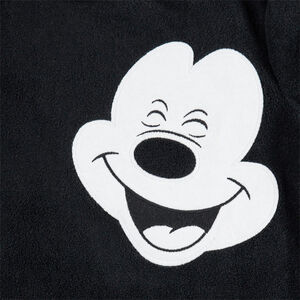 Pijama de polar con dibujo de Mickey y toques rojos 