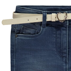 Jeans slim con cinturón de hebilla en forma de corazón niña 