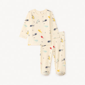 Conjunto de pijama de 2 piezas para bebé niño con acabados diferentes según la edad. 