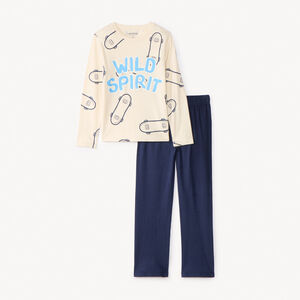 Conjunto de pijama largo de jersey con estampado de patines para niño. 