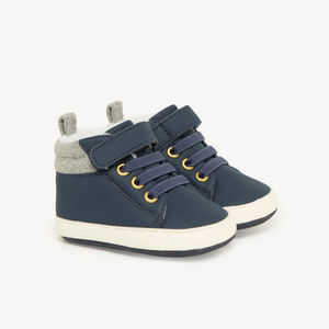 Botas de bebé niño con cordones elásticos y cierre de velcro. 