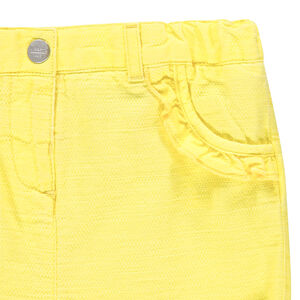 pantalon corto rose en maille y bolsillos con volantes 