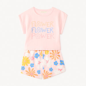 Conjunto corto de 2 piezas con estampado floral para niña. 