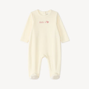 Pijama de felpa para bebé niña con bordado decorativo. 