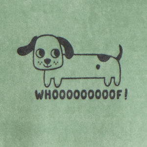 Duerme bebé niño de felpa con estampado lindo. 