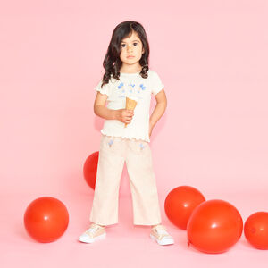 Pantalón amplio con bordado de flores para niña. 
