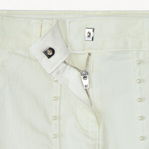 Pantalón vaquero ancho con bolsillos y perlas nacaradas niña 