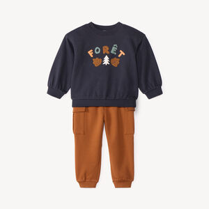 Conjunto de chándal para bebé niño con parches de felpa decorativos. 