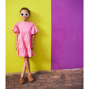 Vestido de niña con volantes y mangas cortas en color liso 