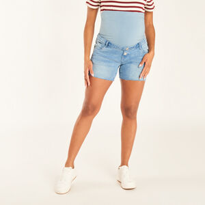 Short de embarazo de mezclilla con efecto desgastado y banda alta. 