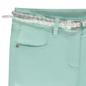 Pantacourt liso con cinturón trenzado para niña 