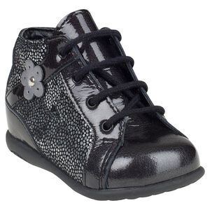 Botas bajas con cordones de cuero con fantasía de color negro con detalle de flor  Main Botas bajas con cordones de cuero con fantasía de color negro con detalle de flor