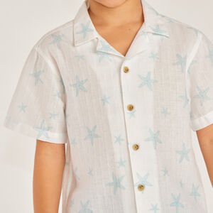 Camisa de manga corta con cuello cubano y estampado de estrellas de mar para niño. 