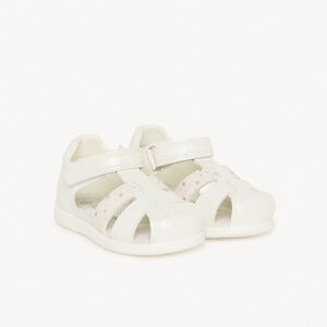 Sandalias de cuero con pequeño diseño de corazón para niña bebé 