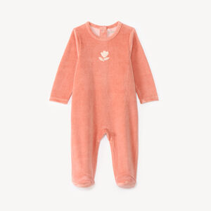 Pijama de felpa para bebé niña con bordado decorativo. 