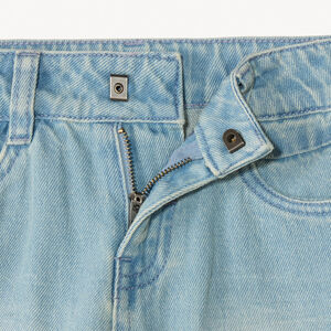 Pantalón corto de mezclilla clara para niño 