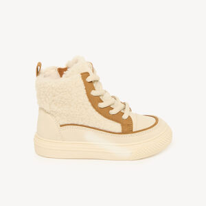 Bota de piel de oveja con cremallera y cordones. 