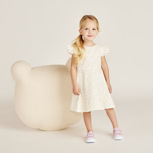 Ropa de niña bebé con mangas cortas y espalda con corte en forma de corazón. 