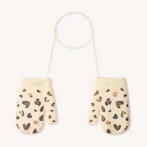 Moufles bébé en tricot à motifs cœurs reliées par un cordon 