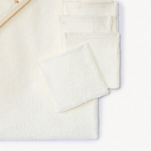 Set de baño bicolor con capa y toallita de fantasía para bebé 