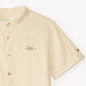 Camisa de manga corta con cuello mao y bordado de sol para niño. 