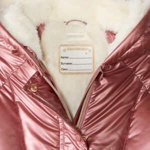 Chaqueta acolchada con capucha para niña, ideal para climas fríos. 