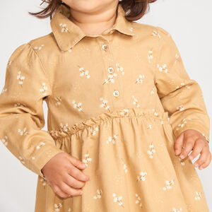 Vestido de bebé niña de manga larga con cuello camisol. 