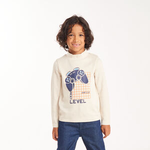 Camiseta de niño con cuello chimenea y estampado en delantero 