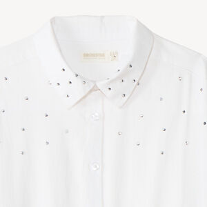 Camisa blanca de manga larga para niña con detalles de strass. 