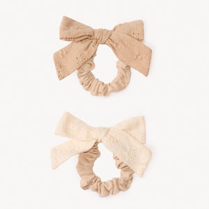 Conjunto de 2 scrunchies con lazo de bordado inglés para niña 