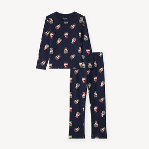 Pijama largo de 2 piezas para niño con estampado de insignias escolares. 