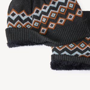 Conjunto de gorro y bufanda para niño en punto jacquard. 