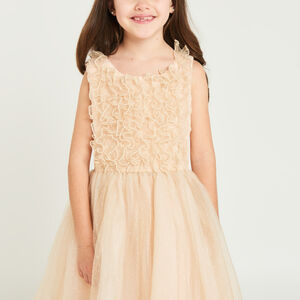 Ropa de niña con manitas cortas y volantes brillantes. 