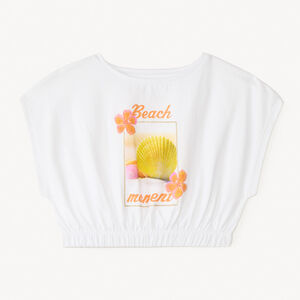 Camiseta de manga corta con corte cuadrado y estampado divertido para niña. 