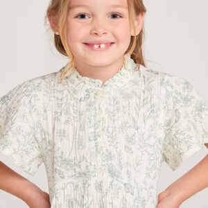 Ropita de niña con mangas cortas de volantes y estampado floral. 