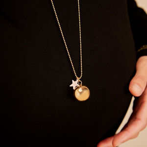 Bola de embarazo dorada con colgante de estrella 