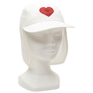 Gorra con protección nuca y corazón brodado 