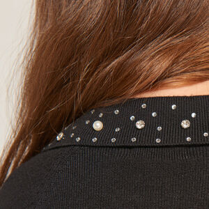 Vestido liso de punto con cuello claudina y strass para niña 